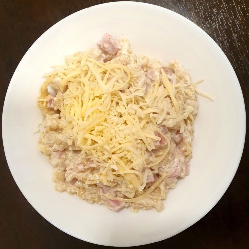 Tejszínes-sonkás galuska reszelt sajttal