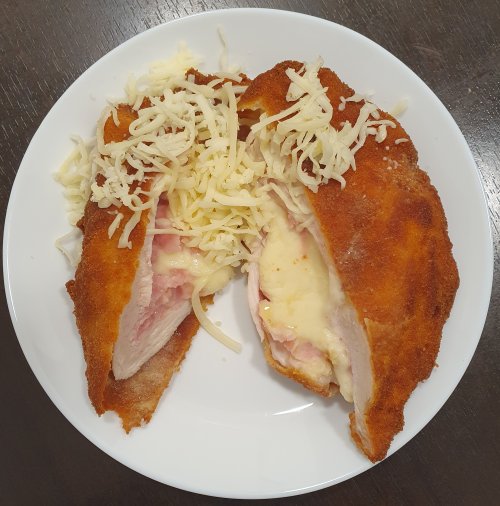 Sajttal-sonkával töltött csirkemell rántva