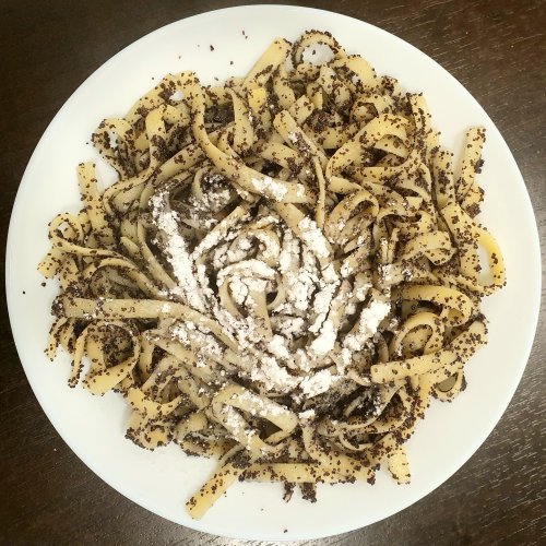 Mákos tészta porcukorral