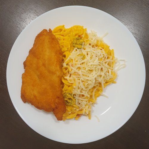 Cheddar-jalapeno spagetti, rántott csirkével