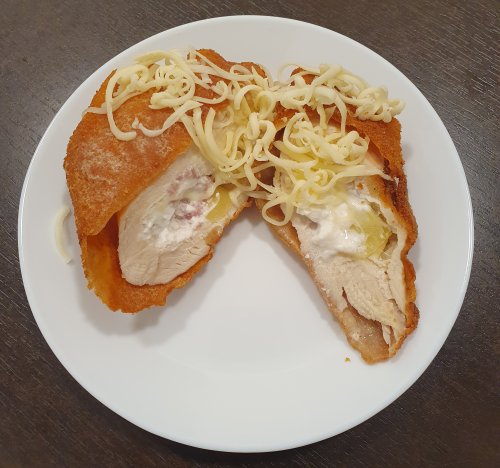 Fetával-baconnel-paprikával töltött csirkemell rántva