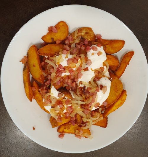 Baconos-hagymás burgonya, tejföllel