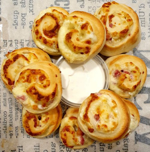 Pizza tekercs tejfölös-baconos (8-10db)