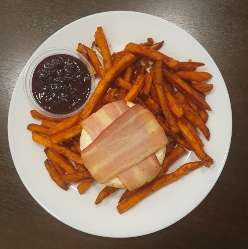 Camambert baconbe tekerve + áfonyalekvár