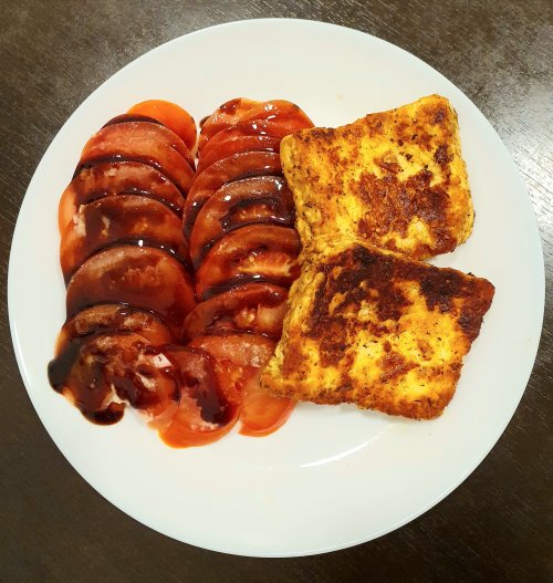 Grill sajt balzsamkrémes-fokhagymás paradicsommal