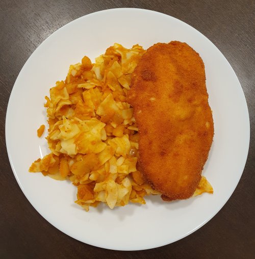 Krumplis tészta sült hagymával, rántott csirkével