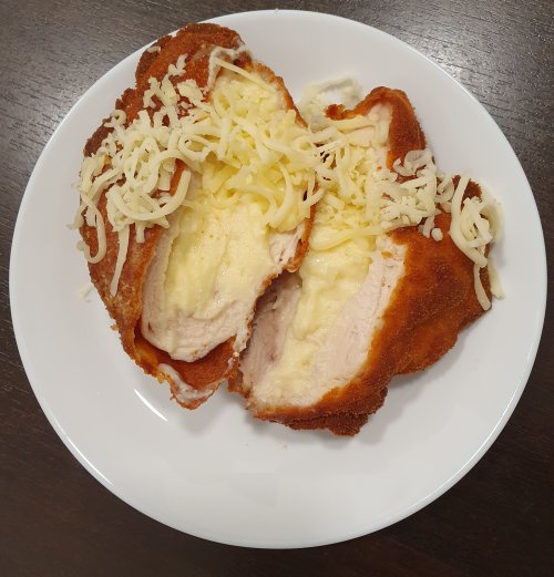 Juhtúróval töltött csirkemell rántva