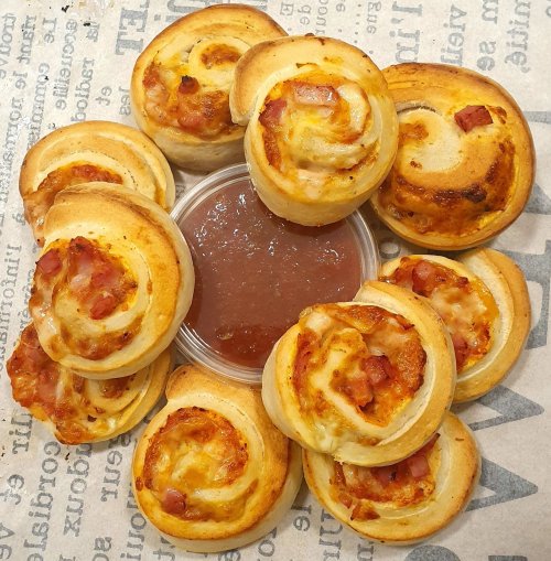 Pizza tekercs sonkás-sajtos (8-10db)