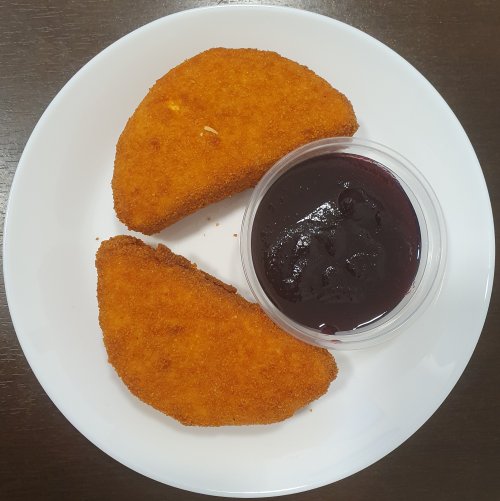 Rántott camembert sajt, áfonya lekvárral
