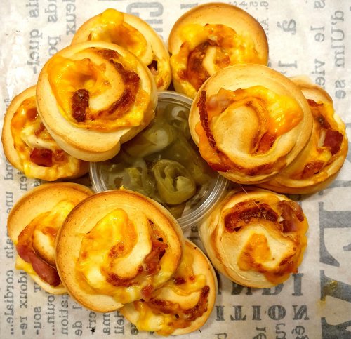 Pizza tekercs cheddar-tarjás (8-10db)